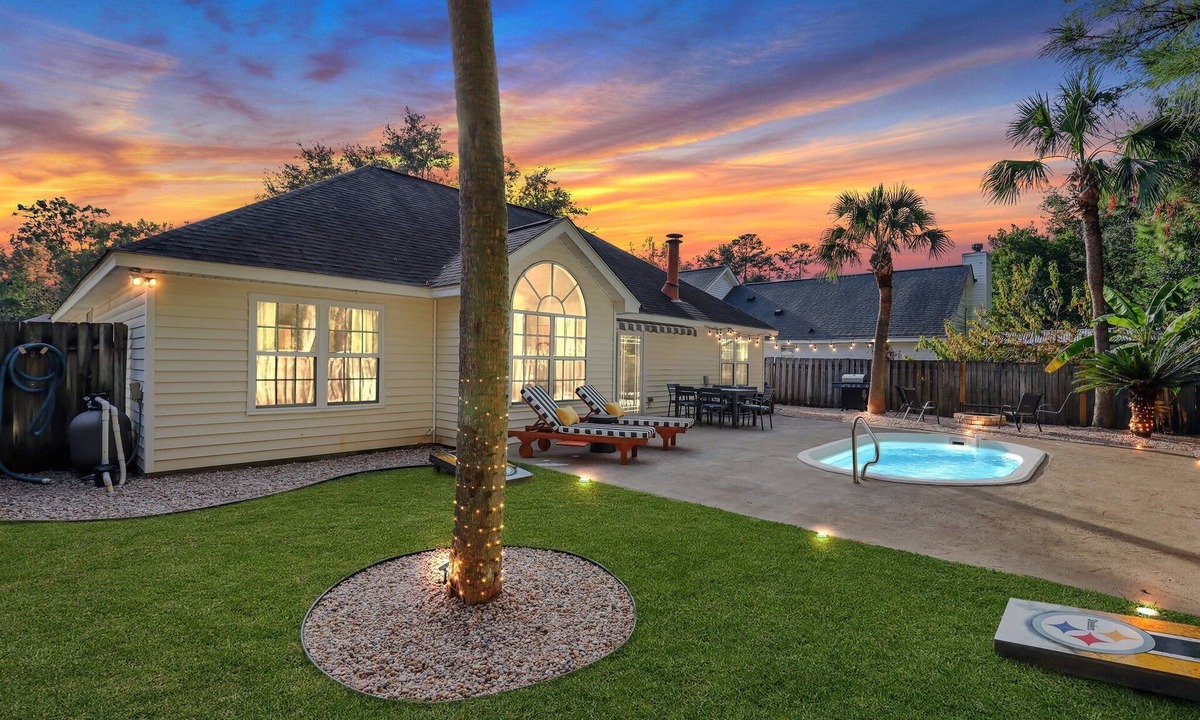Savannah House | Only 9 Miles to Downtown! Pool Game Room Fire Pit