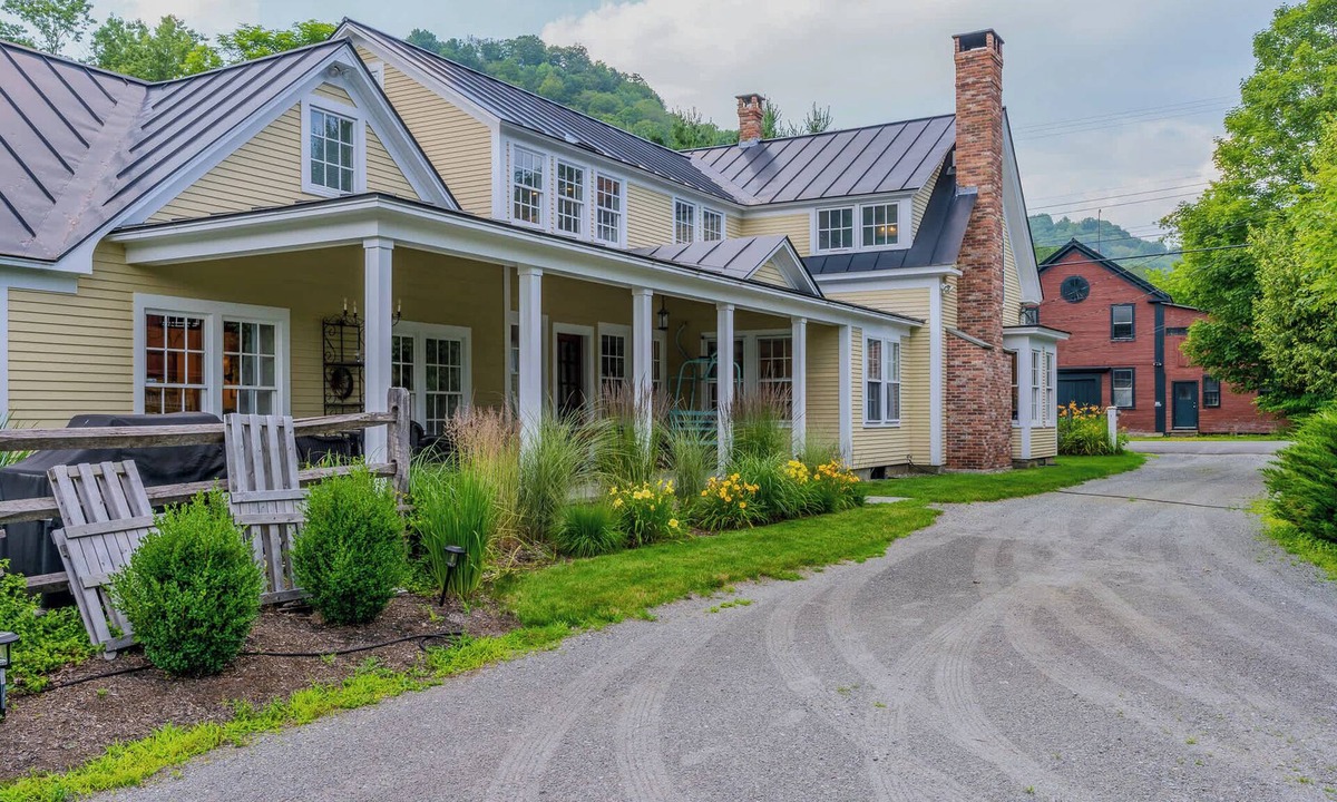South Pomfret House | Only Steps to S6 - Saskadena Lodge & Little House