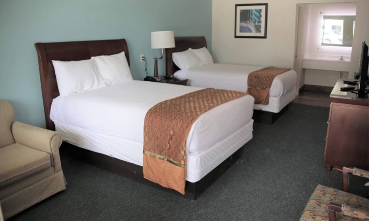 Cuero Hotel | Onsite Pool, Central Location Near Cuero Regional Hospital l 4 Rooms w/Parking