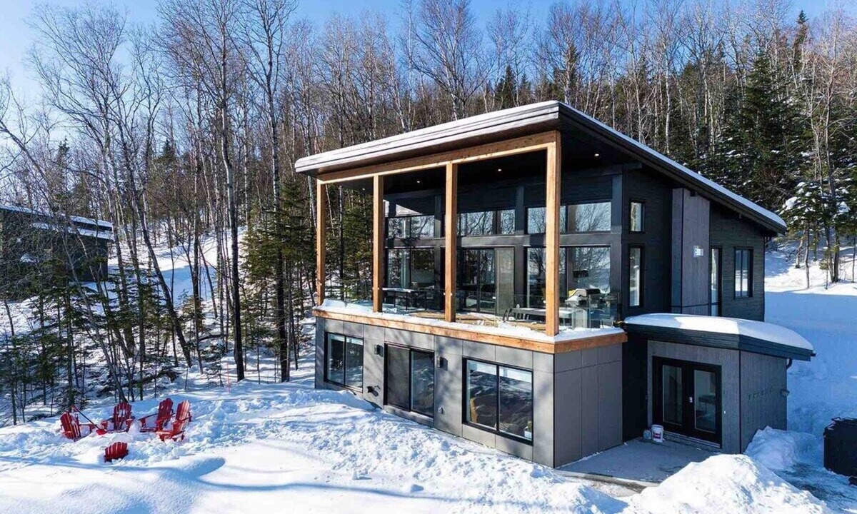 Les Eboulements Ski Chalet | Onyx 150: Winter Views, Hot Tub & Fireplace