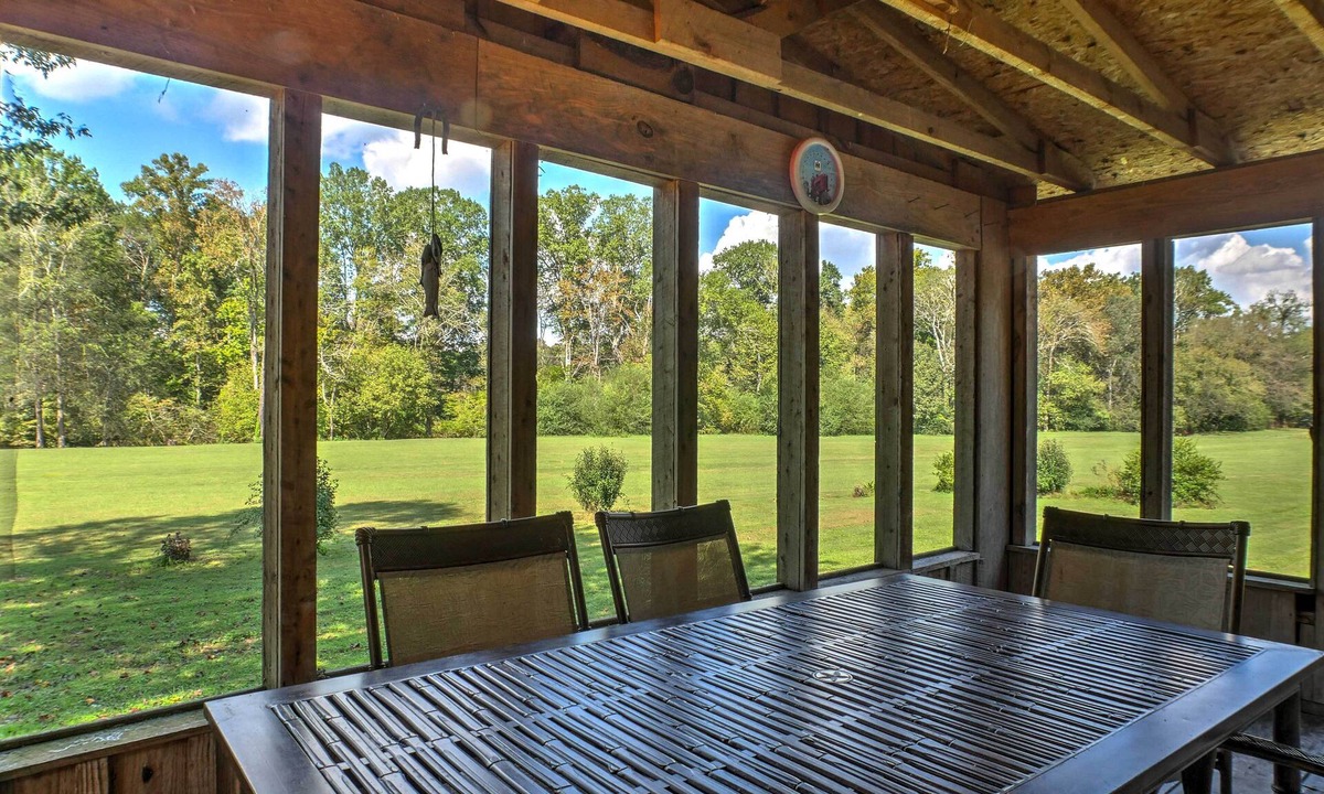 Ooltewah Cottage | Ooltewah Cabin w/Grill, Pool Table & Porch!