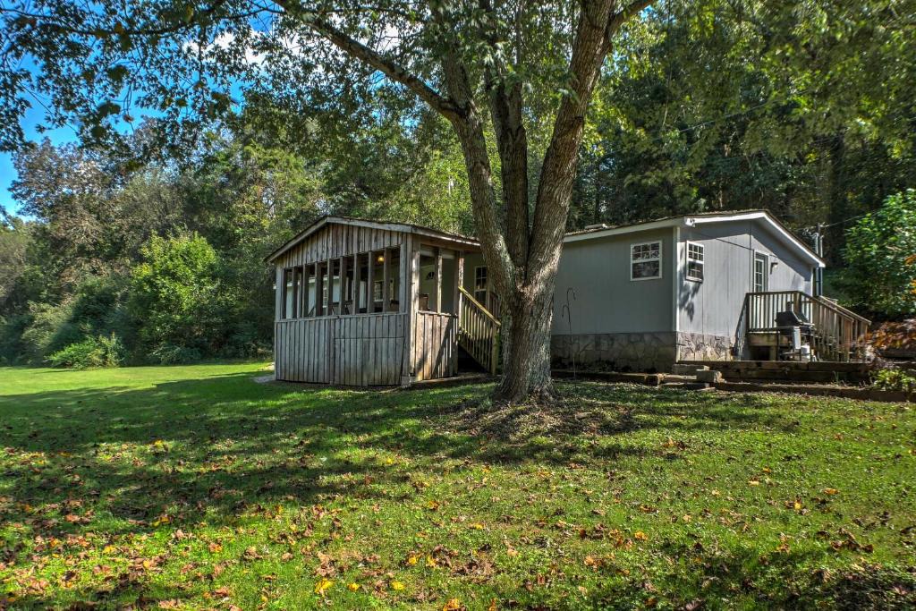 Ooltewah House | Ooltewah Cabin w/Grill, Pool Table & Porch!