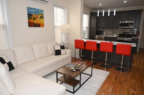 Newark Apartment | OoohLaLa! 2 Beds and 2 Full Baths w/Free Parking