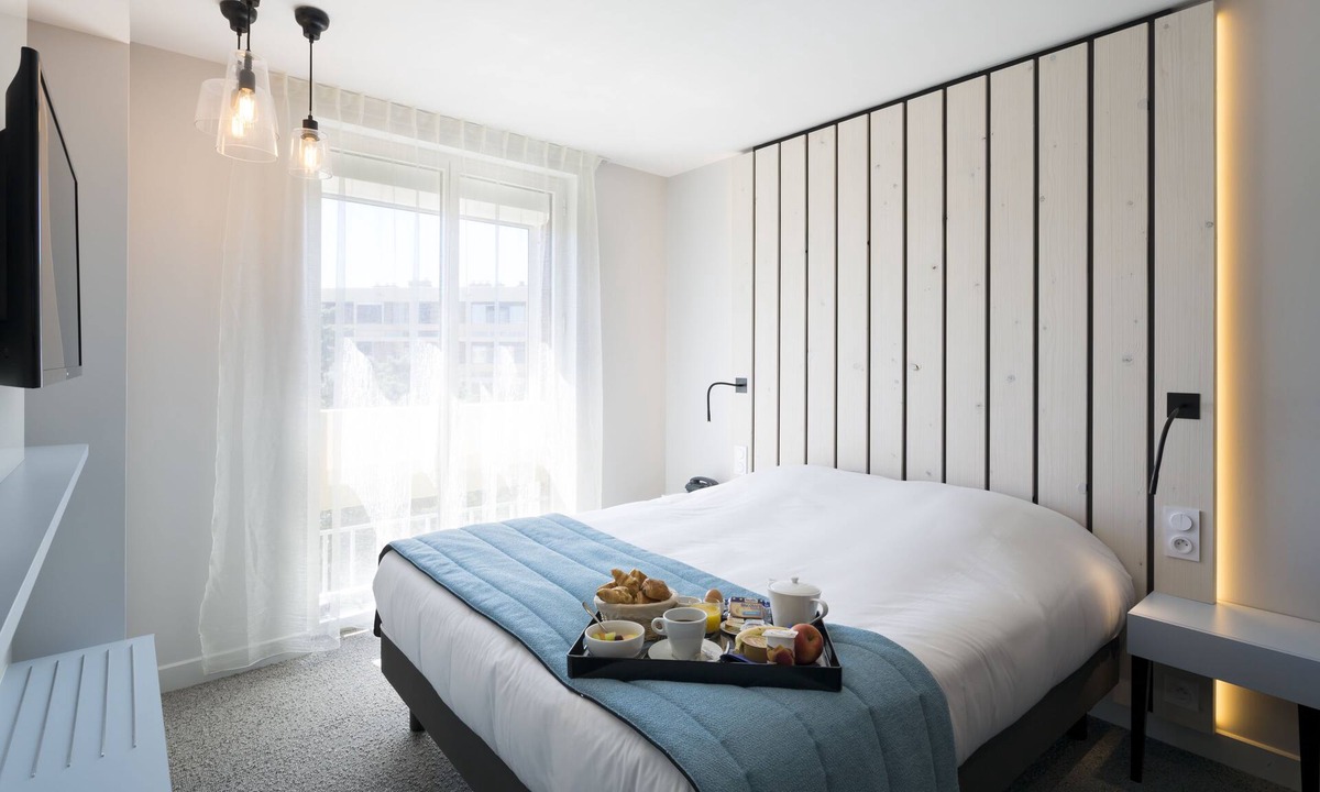 Balaruc-les-Bains Hotel | Opéralia Hôtel Les Pins