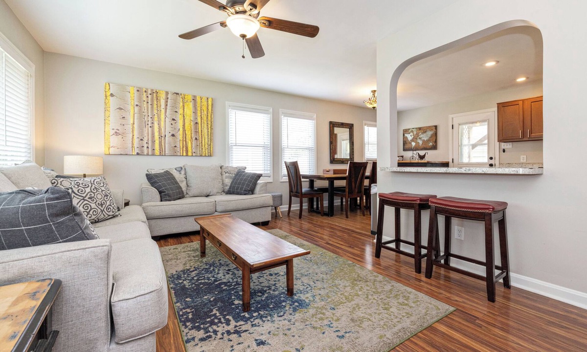 Hikes Point House | OPEN 4BR/2BA Sleeps 8 Near Hwy Covered Deck Close to Downtown & Expo Ctr