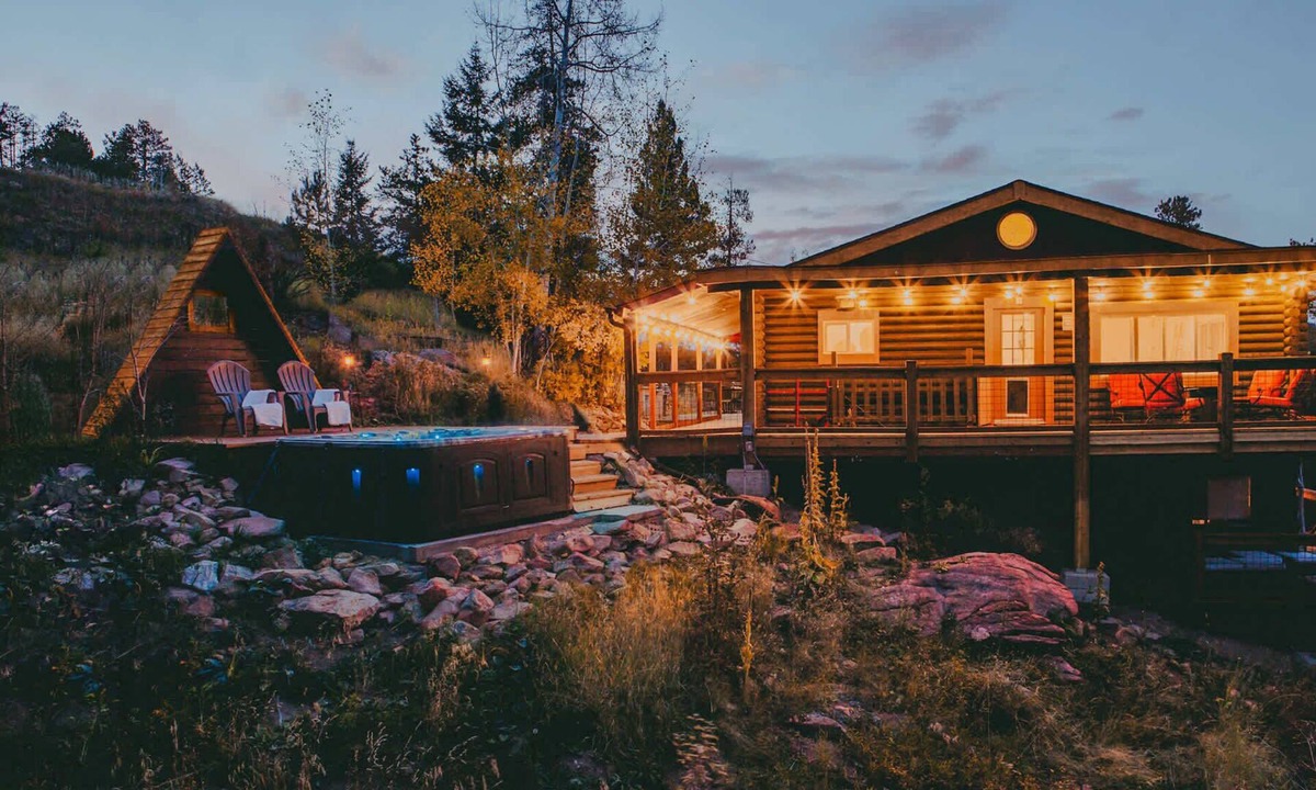 Pleasant Park Corridor Cabin | Open Air Cinema & Hot Tub | 1970s Log Cabin