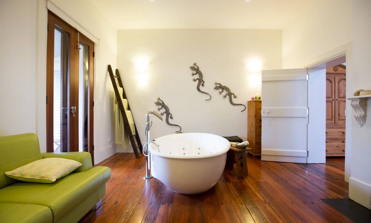 Strathalbyn Cottage | Open Fire and Spa Bath Indulgent and Luxury Villa