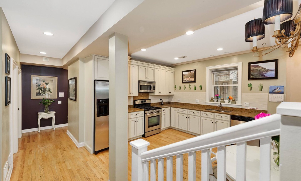 Rogers Park Condo | Open floor plan. Great for families and entertaining.