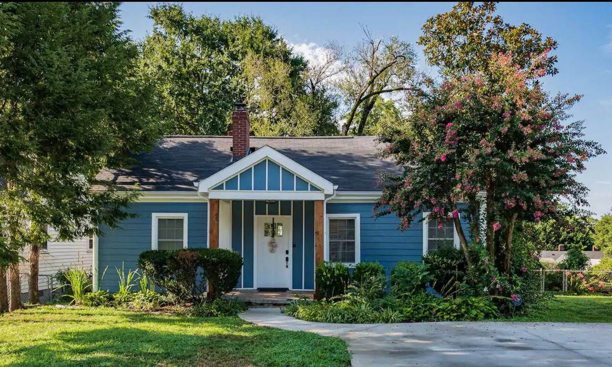 Sans Souci House | Open Hearth Cottage- 3 miles to Downtown + Furman│Pet Friendly │Free Wifi