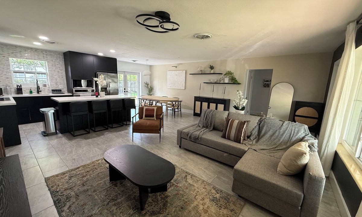 Hollywood Lakes House | Open Layout House with Large Backyard 5 mins from beach