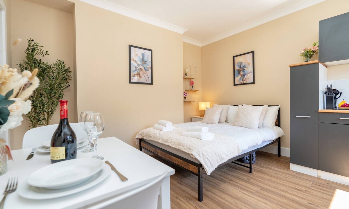 Winton Apartment | Open Mind Property - Studio Flat with FREE Parking