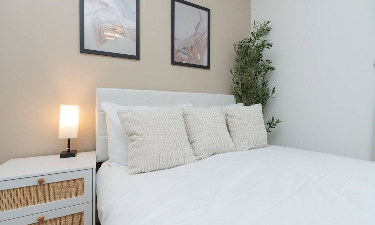 Winton Apartment | Open Mind Property - Sleek Studio for 2 Guests