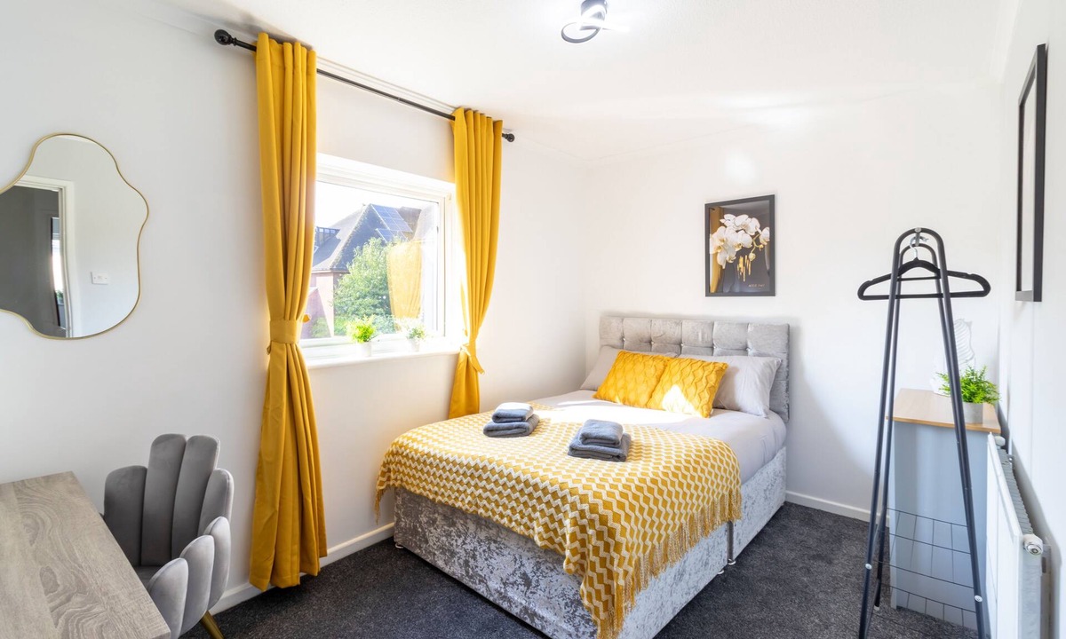 Portsmouth House | Open Mind Property - 4 Beds 2 Bathrooms & Parking