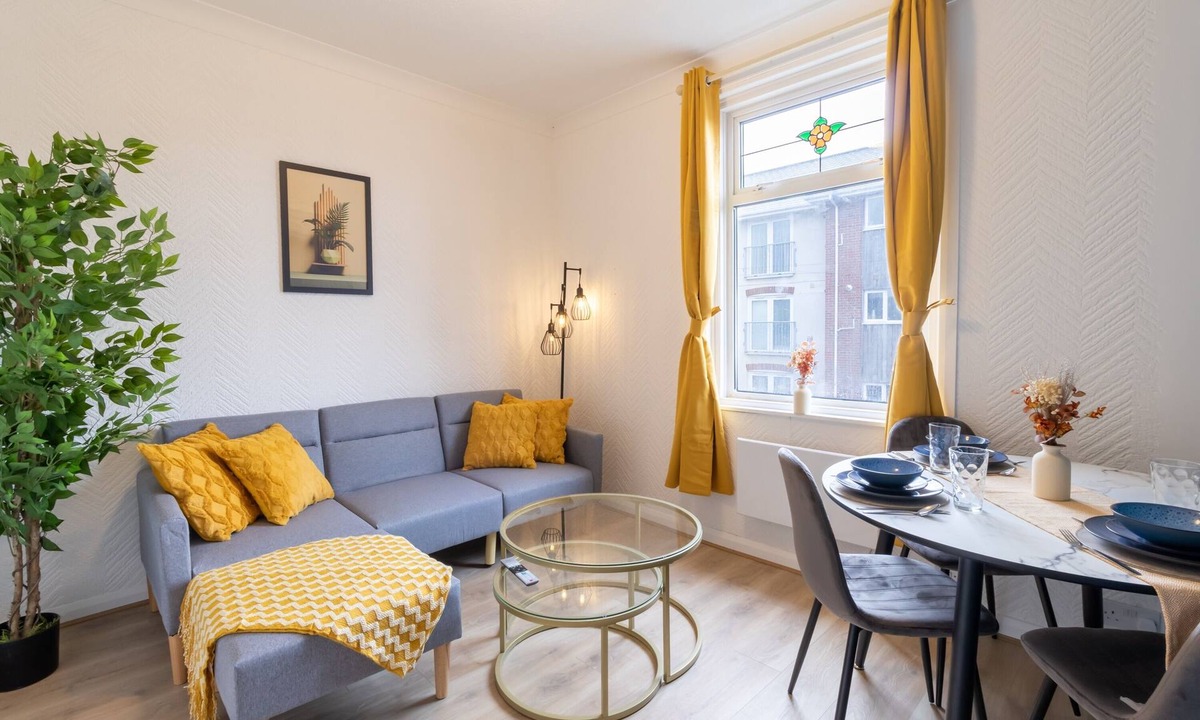 Portsmouth Apartment | Open Mind Property - 4 Beds & Free Parking