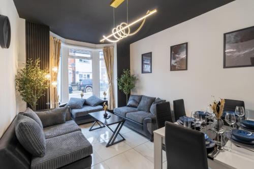 Portsmouth Apartment | Open Mind Property - HotTub,7 Beds & Free Parking