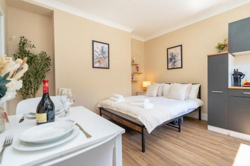 Winton Apartment | Open Mind Property - Studio Flat with FREE Parking