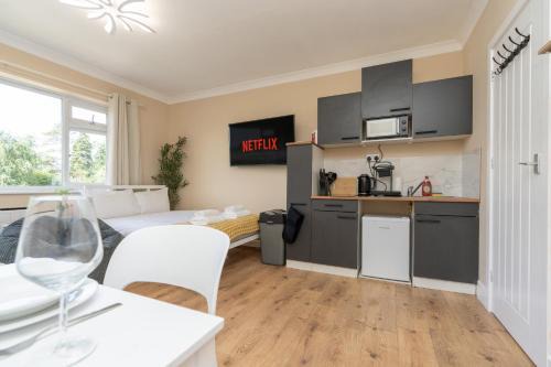 Winton Apartment | Open Mind Property -Studio Flat & Free Parking