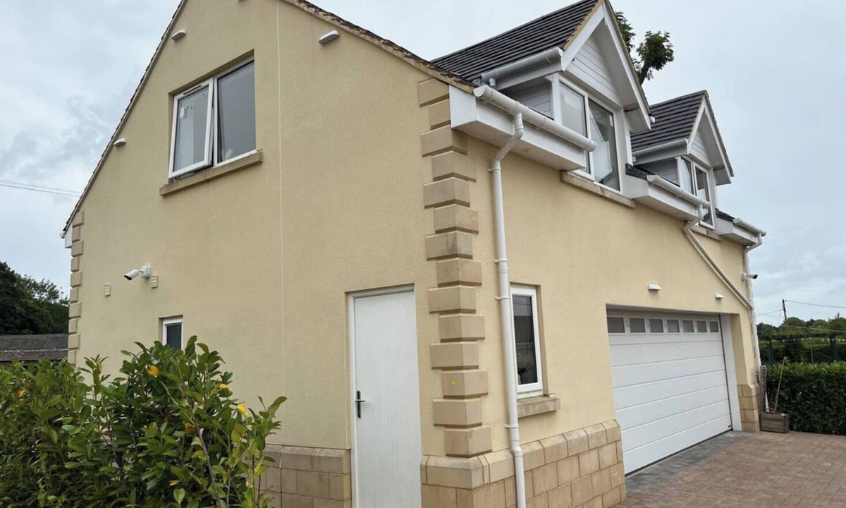 Hook Apartment | Open Plan Studio Apartment with Fantastic Games Room