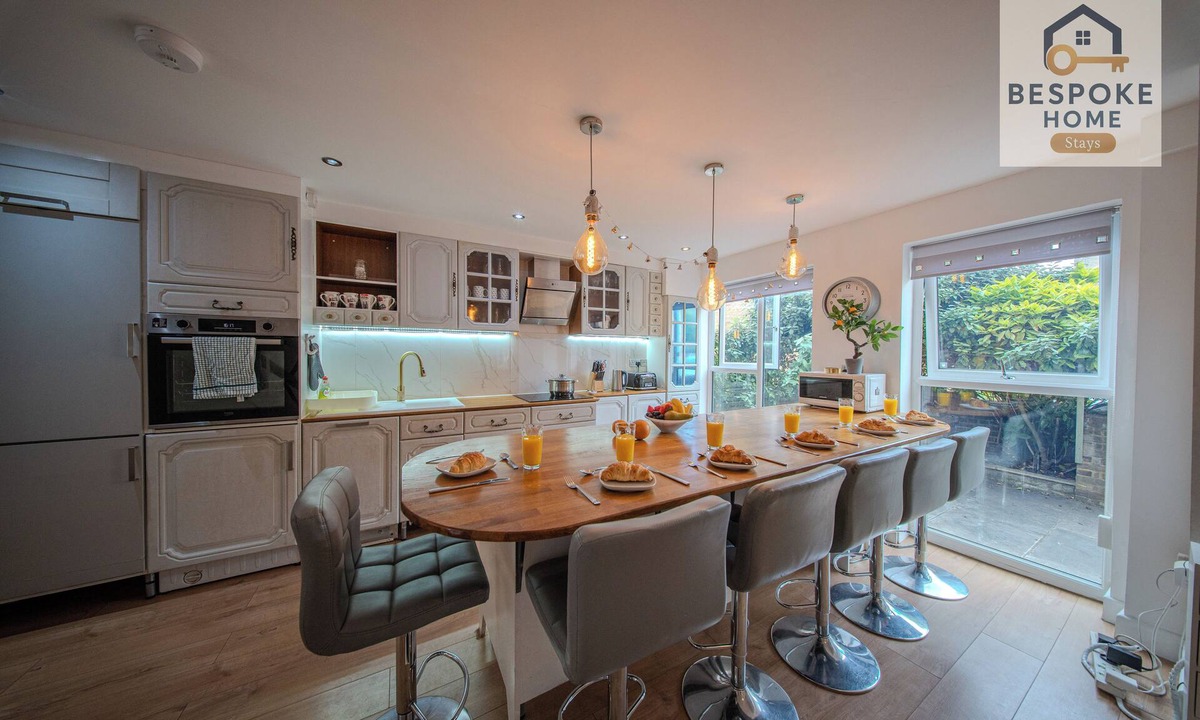 Latchmere House | Open-plan | 4 Groups | Sleeps 10 | Central London