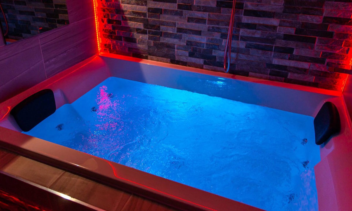 Bradford Apartment | Optimal Apartments - Executive Jet Hot Tub Bath