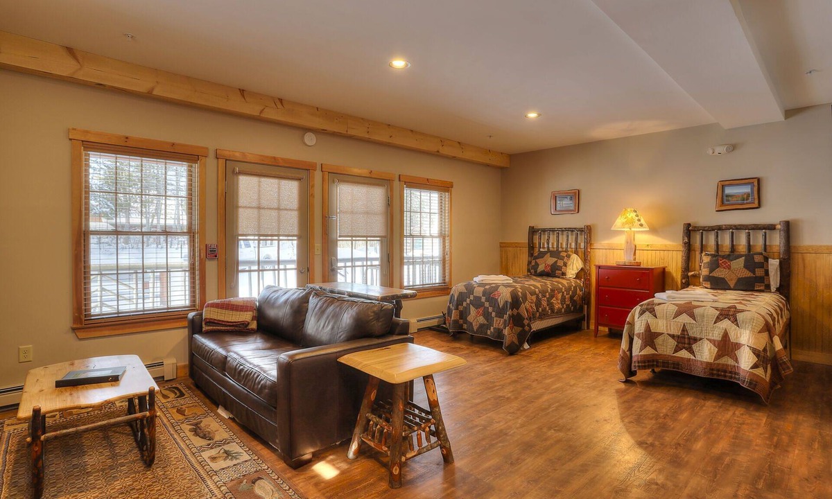 Oquossoc Hotel | Oquossoc Suite #6 | A/C & Fireplace