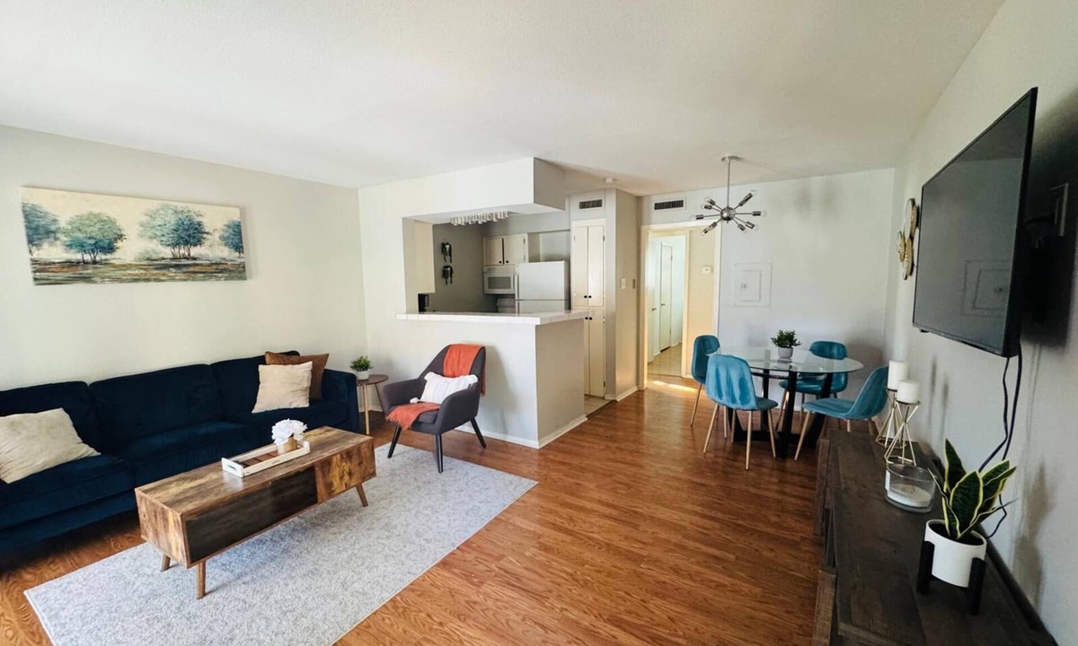 Lower Greenville Apartment | Oram 105: Bright Contemporary Flat Near Greenville Avenue