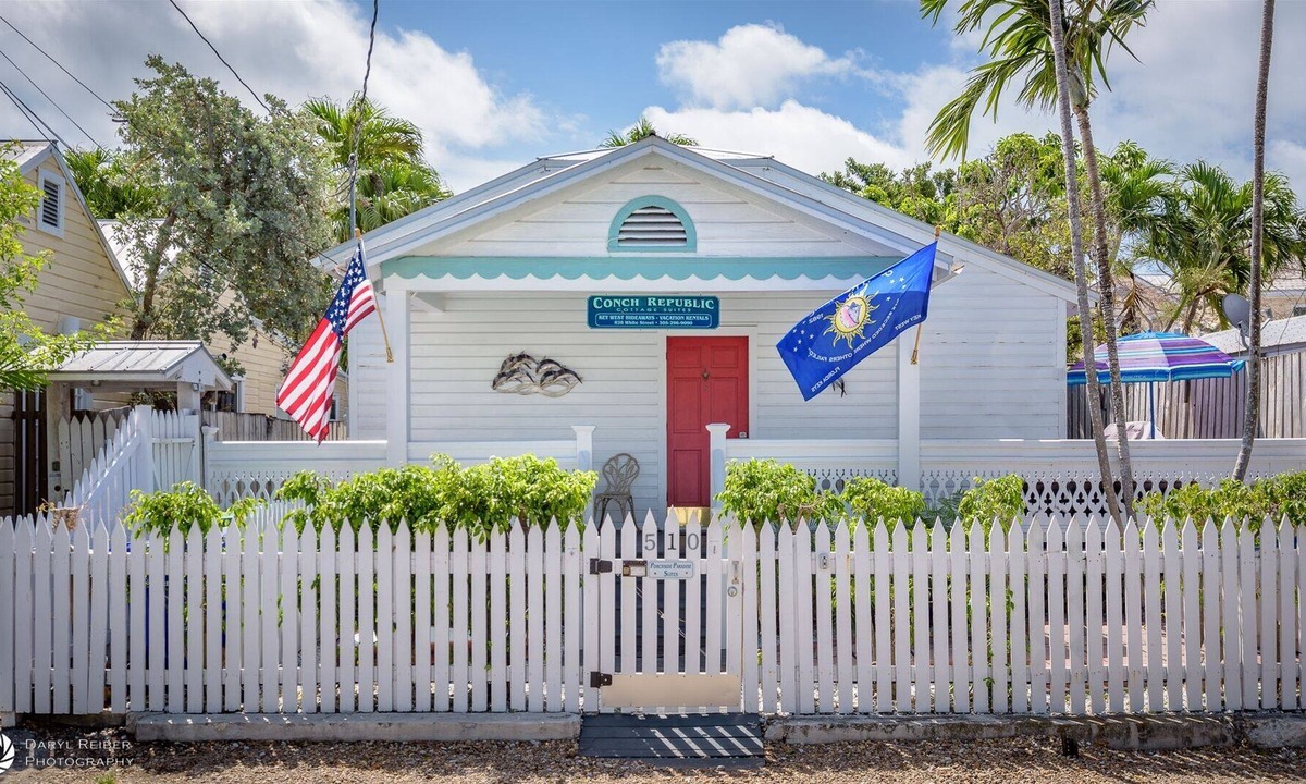 Downtown Cabin | Orange Blossom Suite | 1 bedroom 1 bath in steps off Duval