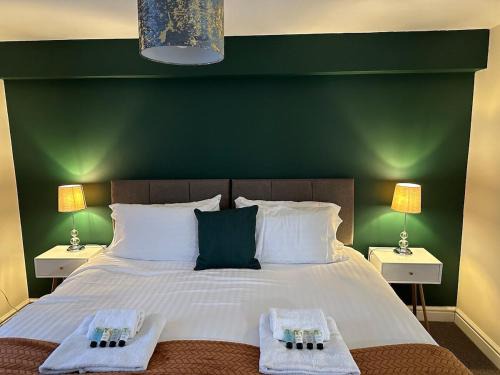 Stroud Apartment | Orange Lilly in Stroud with Free Parking