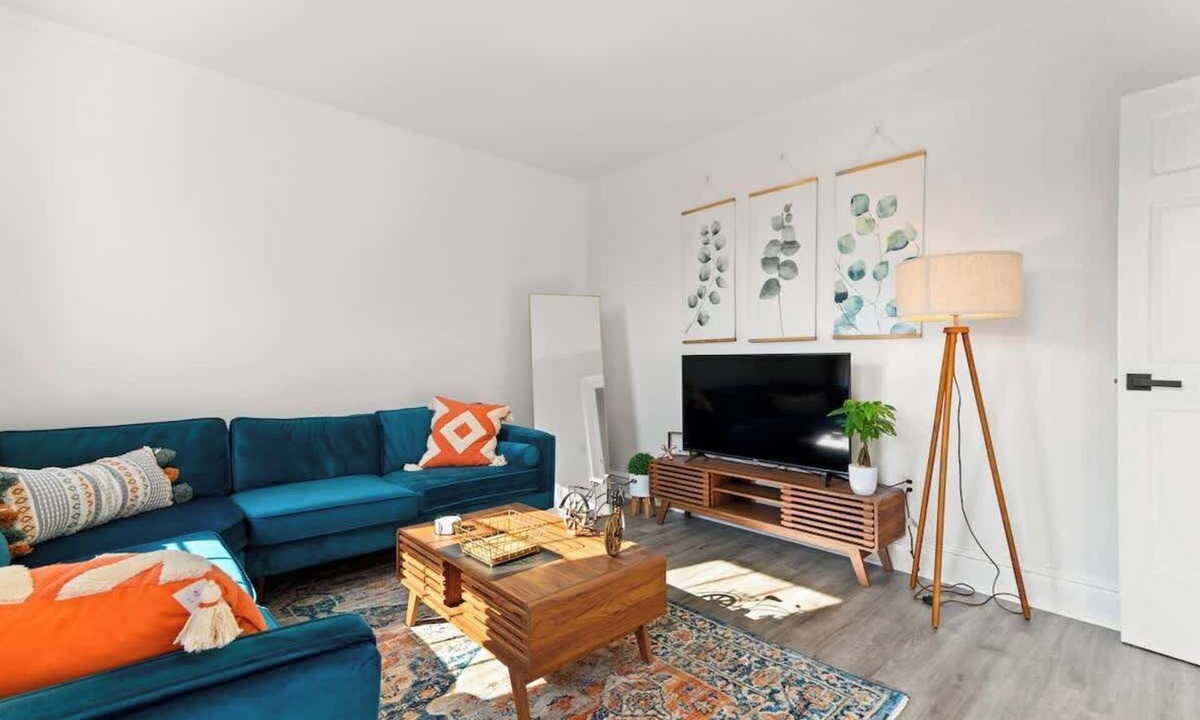 East Rock Apartment | Orange Oasis in Heart of East Rock |Free Parking| Near Yale & DT