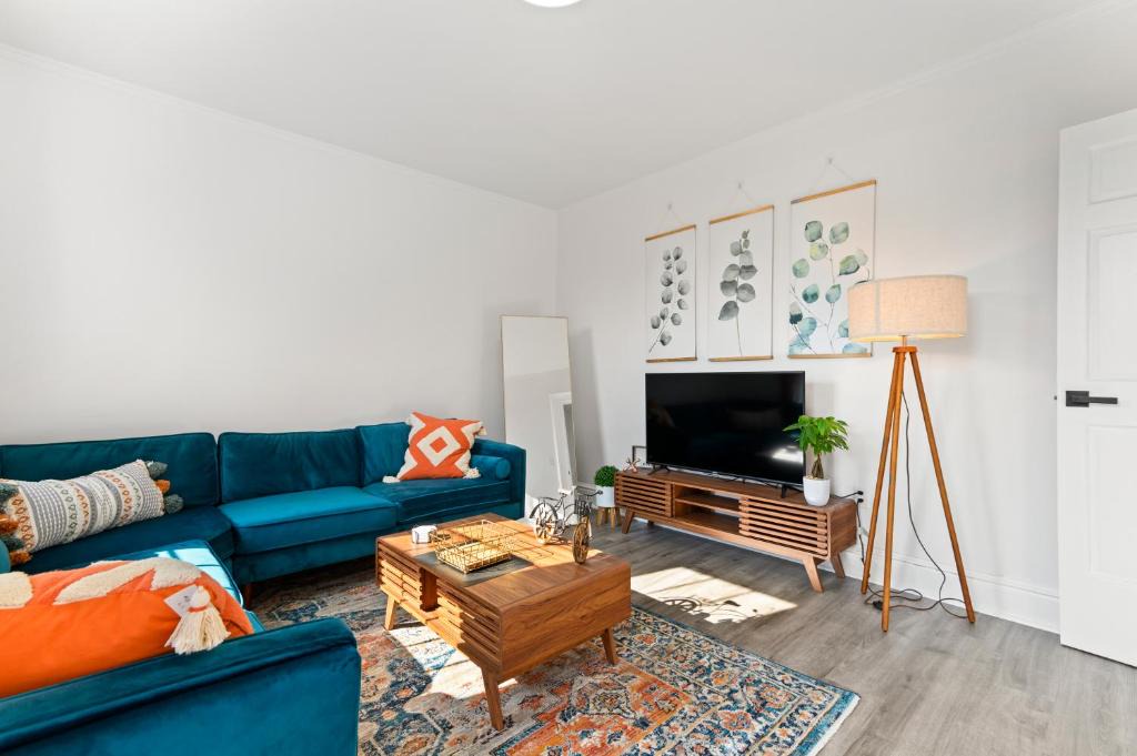 East Rock Apartment | Orange Oasis in the Heart of East Rock with FREE parking near DT and Yale