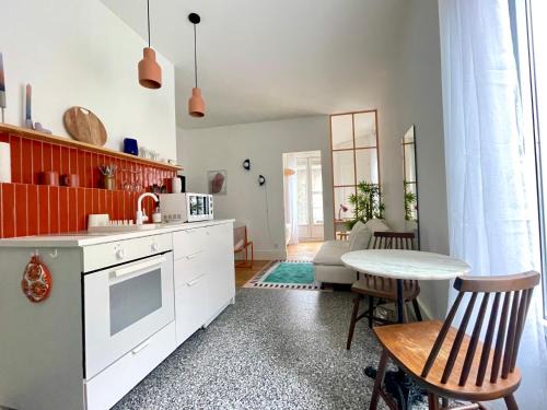Quartier Chorier-Berriat Apartment | Orange Pastel - T2 cosy proche de la gare, GEM, Palais de justice