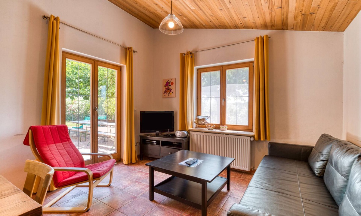 Aspiran House | Orange Riverside House with Shared Pool