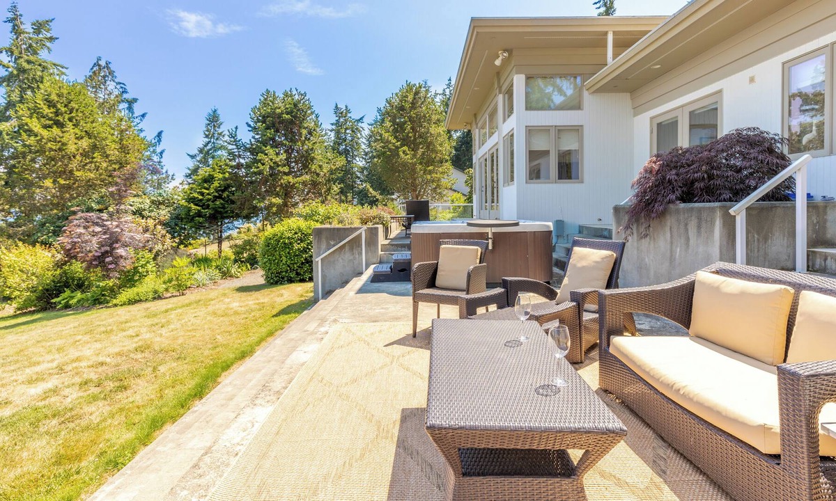 Greenbank House | Orca Ridge on Resort Road - Private Beach Access