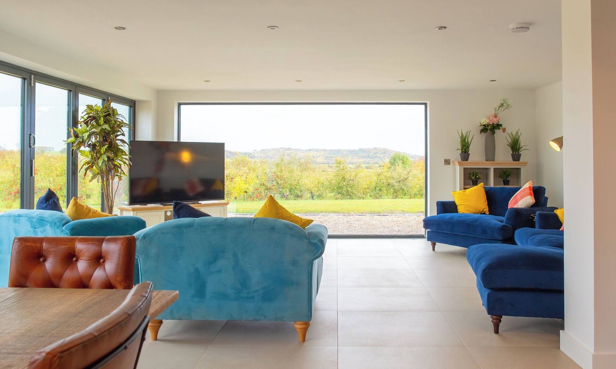 Pershore House | Orchard Barn-Luxury 4 BD Barn Conversion