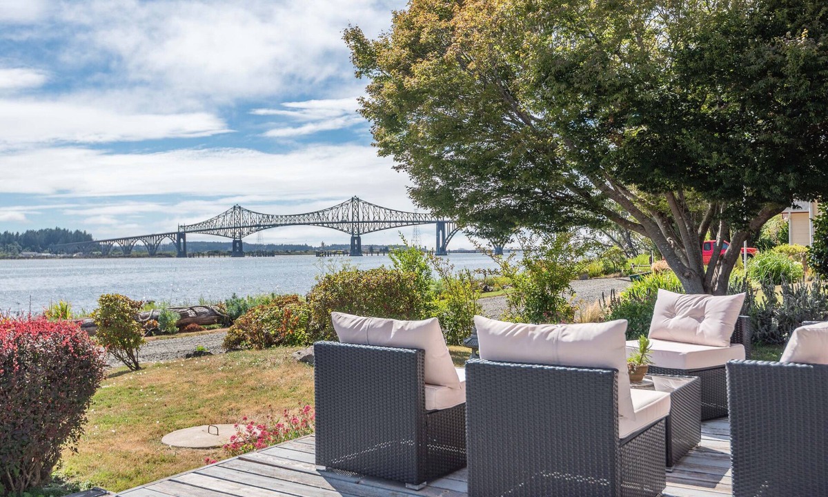 North Bend House | Oregon Coast Bayfront Home