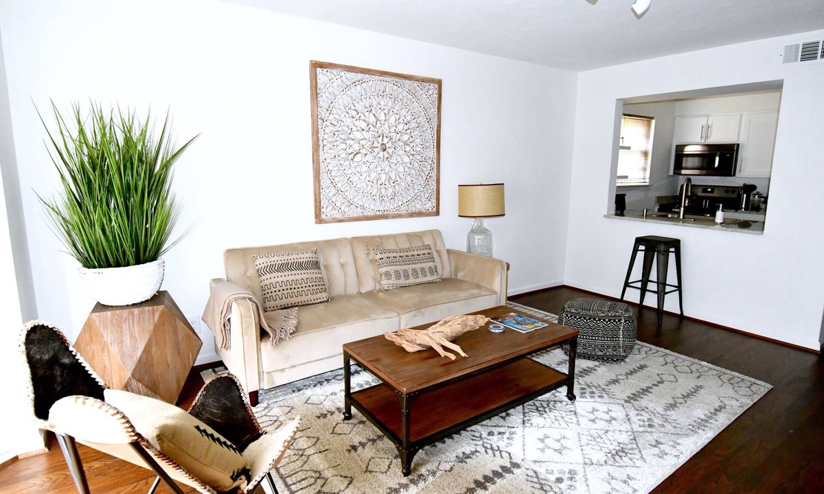 Oak Lawn Apartment | Organic Clean, King Bed, Parking, Design Dist/HP/Uptown/Katy Tr