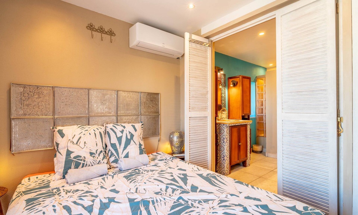 Villeneuve-les-Montreal Bed & Breakfast | 'Oriental' Room with Shared Pool, Wi-Fi and Air Conditioning - Villeneuve-lès-Montréal