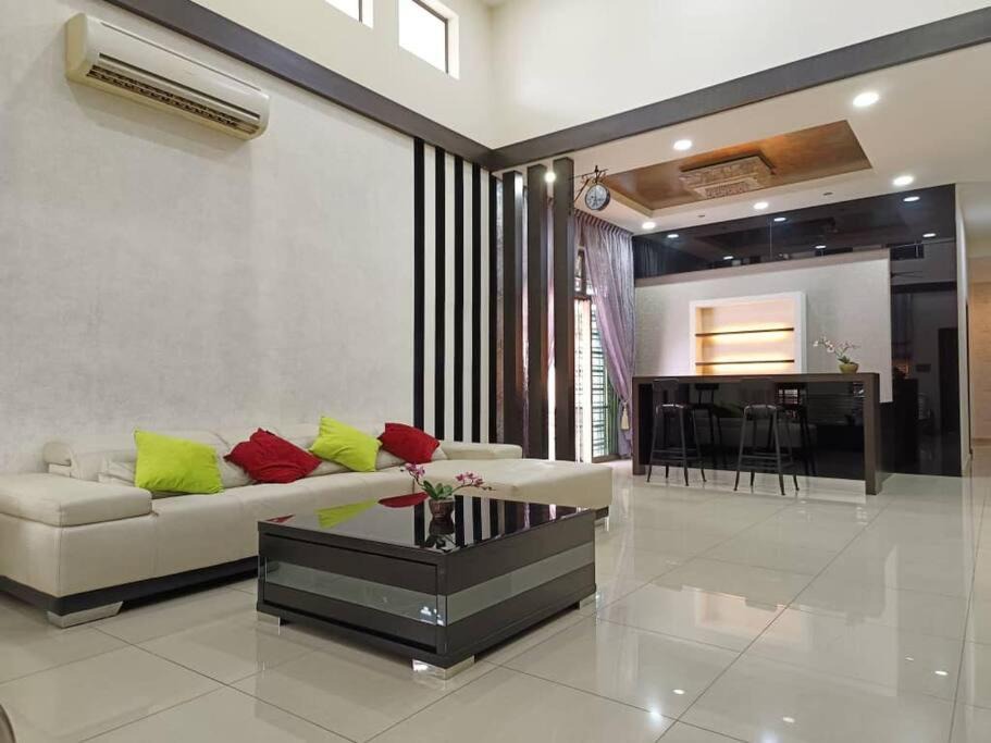 Kluang Villa | Oro Homestay