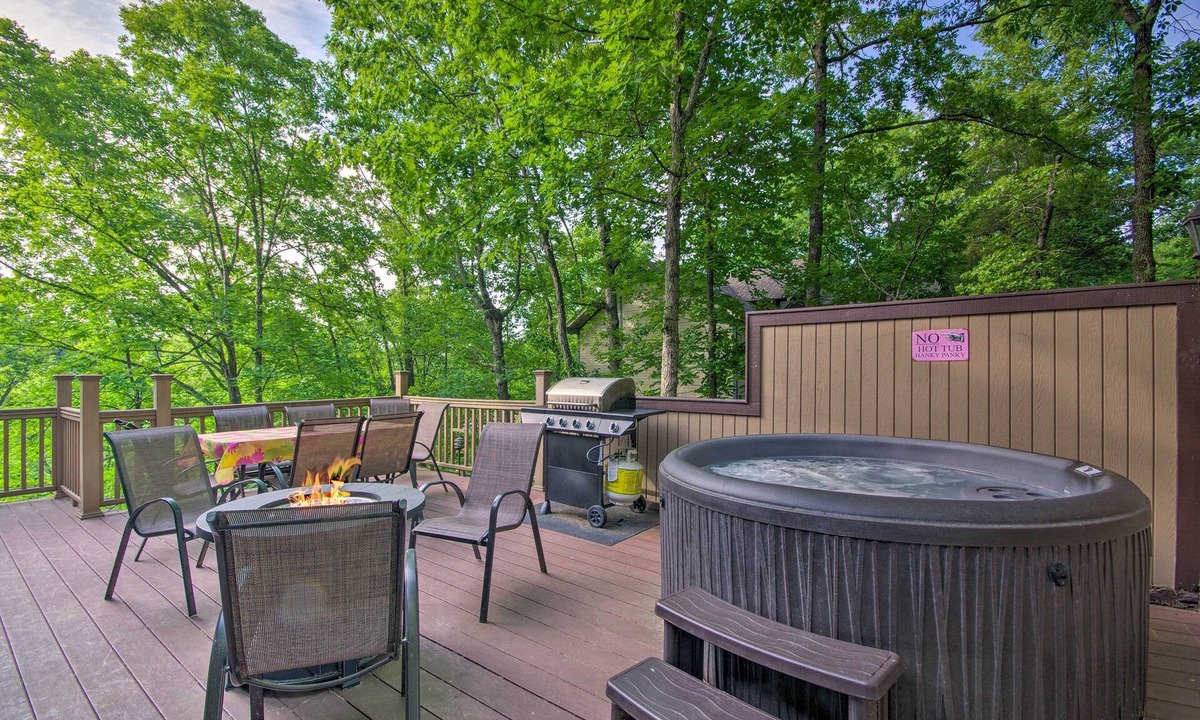 Osage Beach Cottage | Osage Beach Home w/Private Hot Tub: Near Lake!