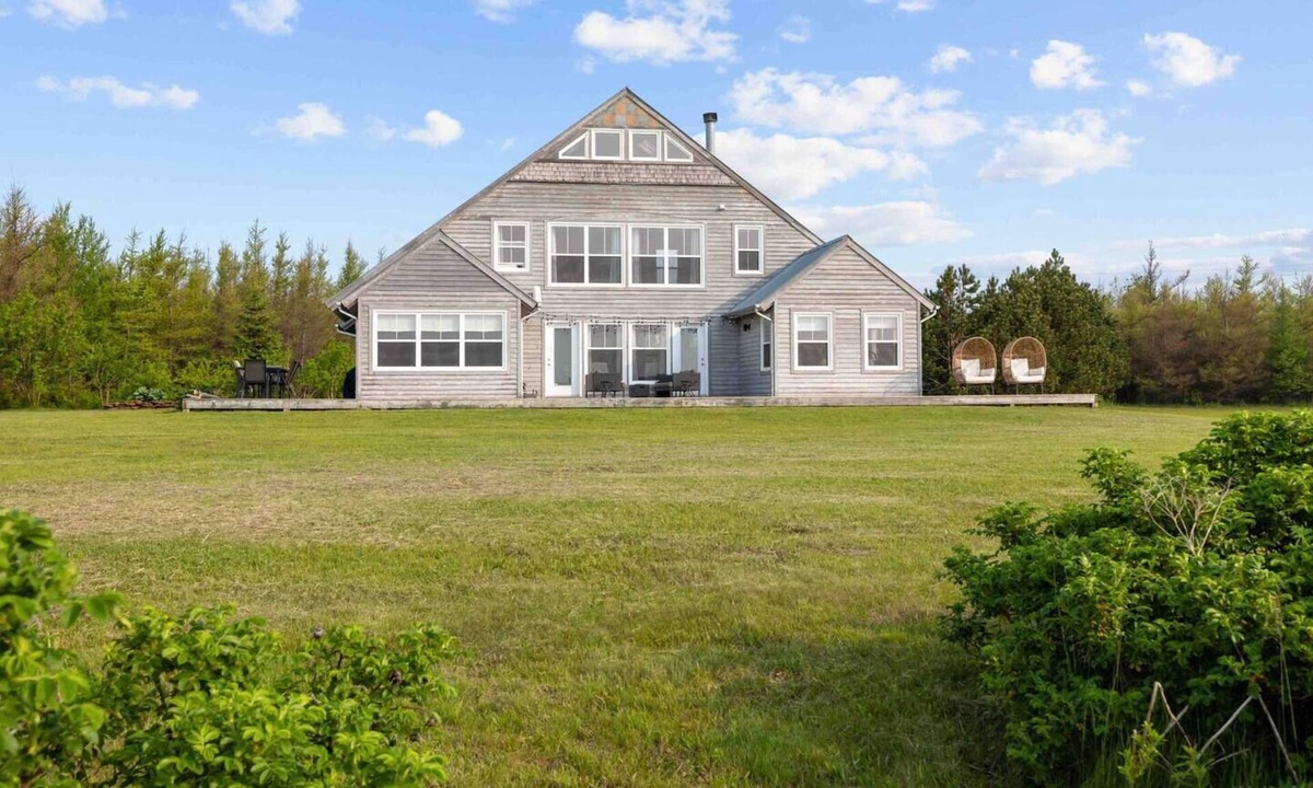 Malpeque House | Osprey’s Landing: Premier PEI Oceanfront Home with Private Beach & Kayak