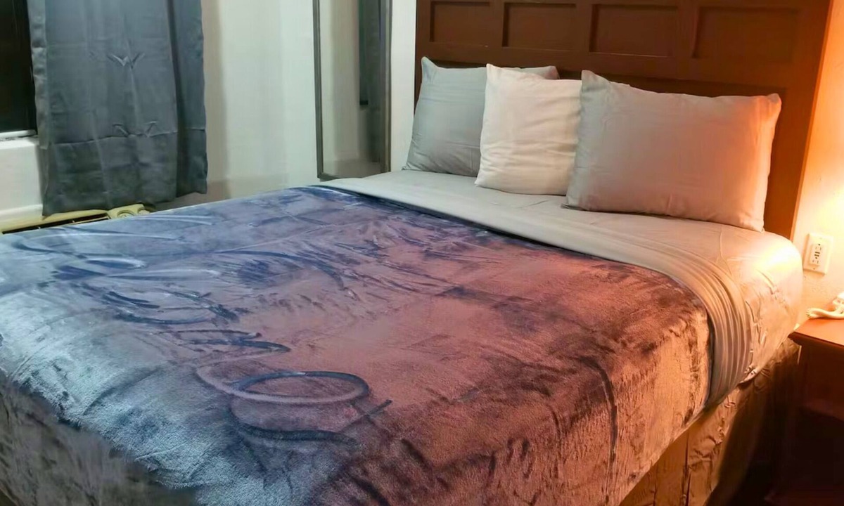 Stillwater Apartment | OSU 117 Queen Bed Hotel
