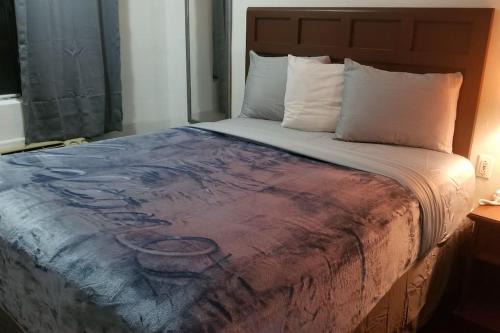 Stillwater Apartment | OSU 2 Queen Beds Hotel Room 201 Wi-Fi Booking