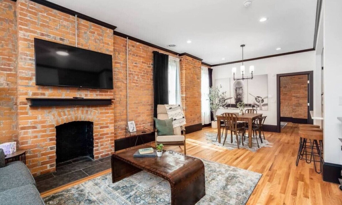 Victorian Village Apartment | OSU & Crew Stadium | Easy Walk | Great Design