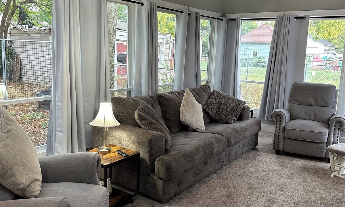 Ottawa House | Ottawa Family Nest – Cozy, Fun & Fresh Eggs!