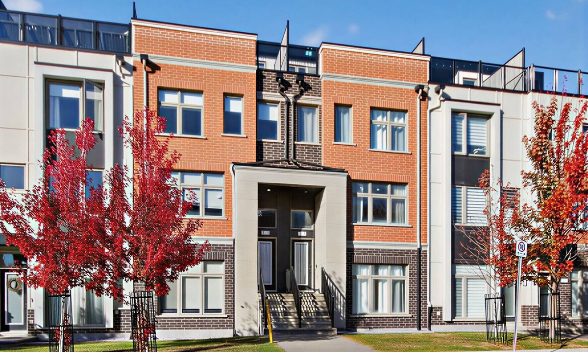 Ottawa Division House | Ottawa Gem: 4 Bedroom Townhome by Rockcliffe Park w/Complimentary Parking