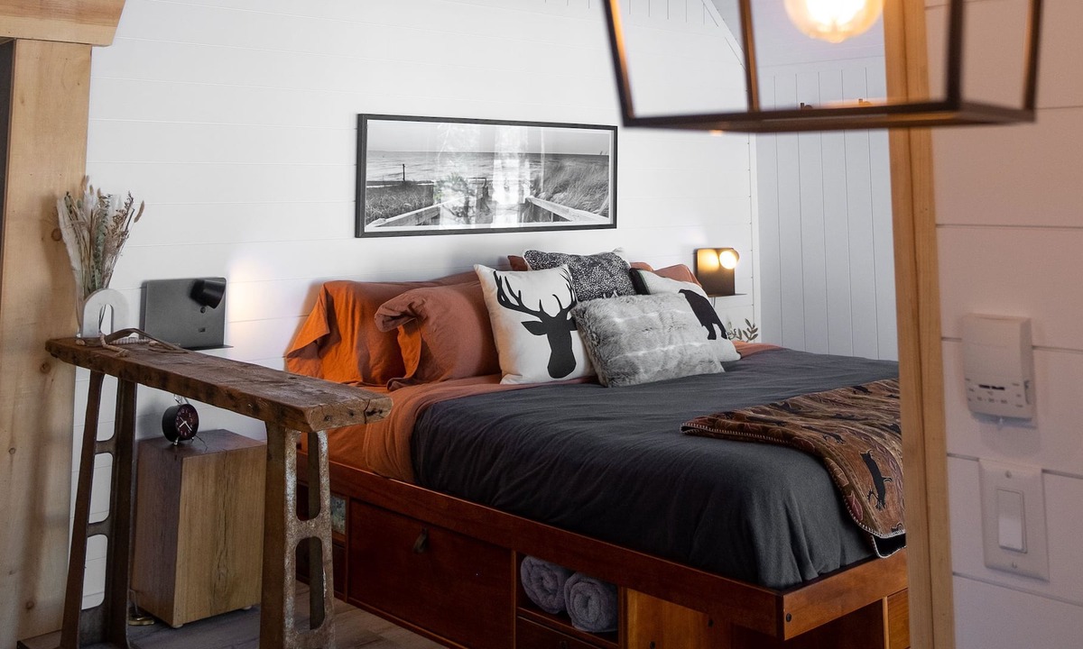 Frontenac Cabin | Our modern lakeside getaway with hot tub