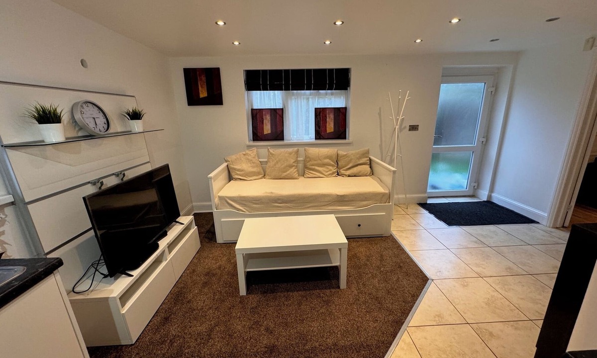 Hounslow Heath Apartment | Outclass Cul De Sac 1 Bed Flat