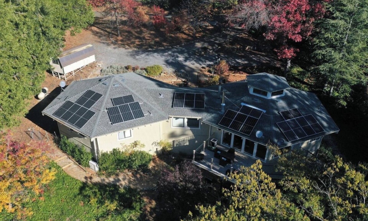 Apple Hill House | Outdoor Deck Disc/Pool Table Fireplace Grill