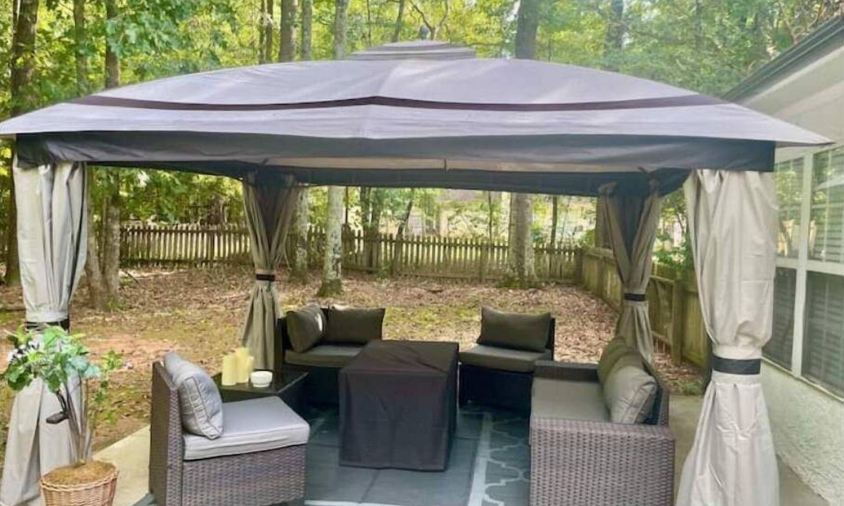 Sharpsburg House | Outdoor Getaway with pool table