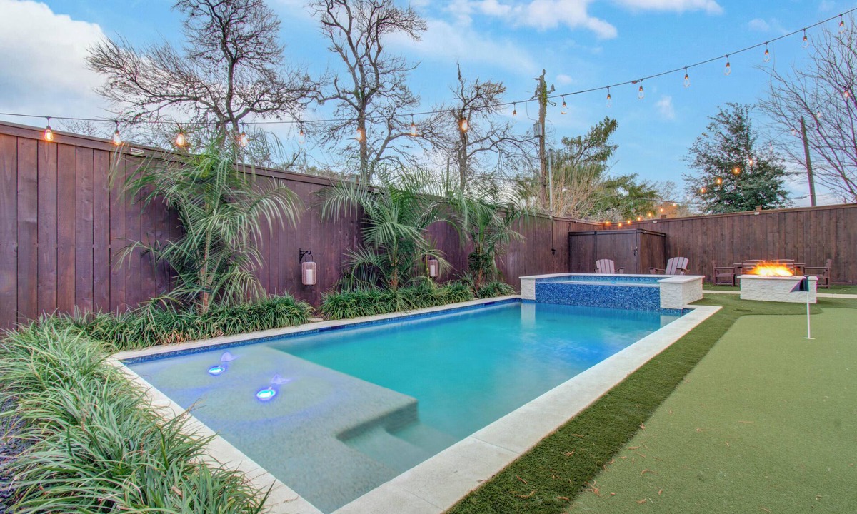 Greater East End House | Outdoor Oasis in Downtown Houston with Pool & Hot-Tub